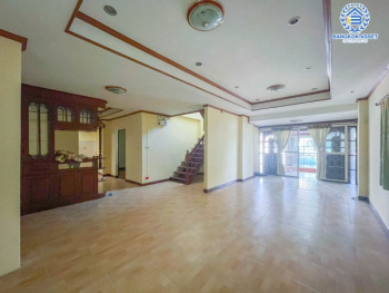 *****บ้านเดี่ยวมือสองย่านนนทบุรี ม.บัวทองธานี กาญจนาภิเษก เนื้อที่กว้างขวางมากถึง 60 ตร.ว. ฟังก์ชัน 4 ห้องนอน 2 ห้องน้ำ ที่จอดรถ 2 คัน บ้านเดี่ยวมีเรือนรับรอง สภาพสวยพร้อมเข้าอยู่ บนทำเลแห่งการเดินทาง ใกล้รถไฟฟ้าสายสีม่วง "สถานีคลองบางไผ่" เชื่อมต่อถนนบางกรวย-ไทรน้อย, ถนนกาญจนาภิเษก, ถนนชัยพฤกษ์ จองเลย!